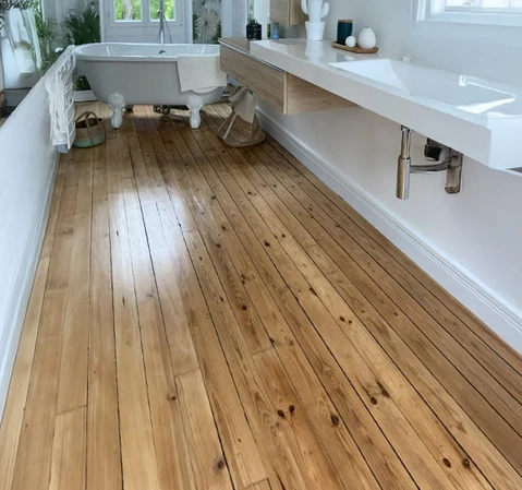 Salle de bains moderne avec baignoire îlot blanche et meuble vasque suspendu