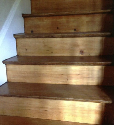 Escalier intérieur en bois avec marches et contremarches en essence naturelle, finition vernie brillante