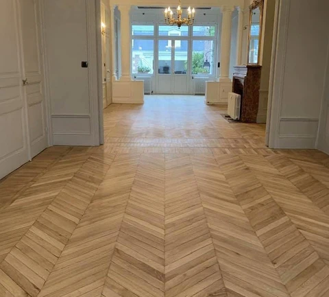 Intérieur résidentiel élégant avec parquet en chevrons fraîchement posé