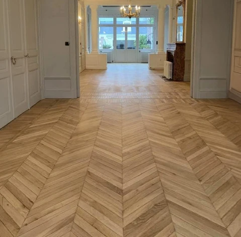 Intérieur résidentiel élégant avec parquet en point de Hongrie nouvellement installé