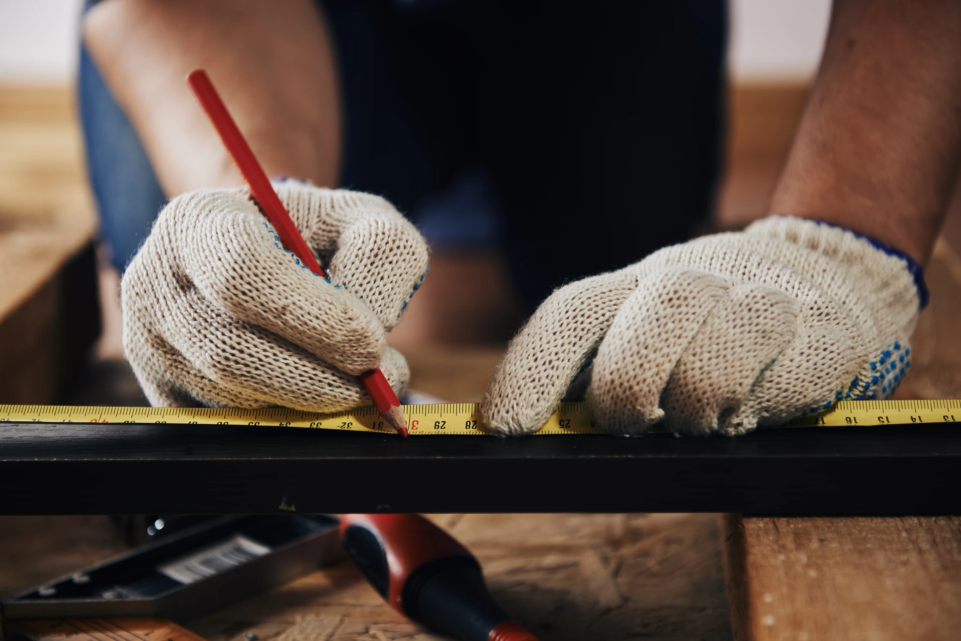 Atelier de menuiserie avec planches de parquet en chêne stratifiées disposées au sol