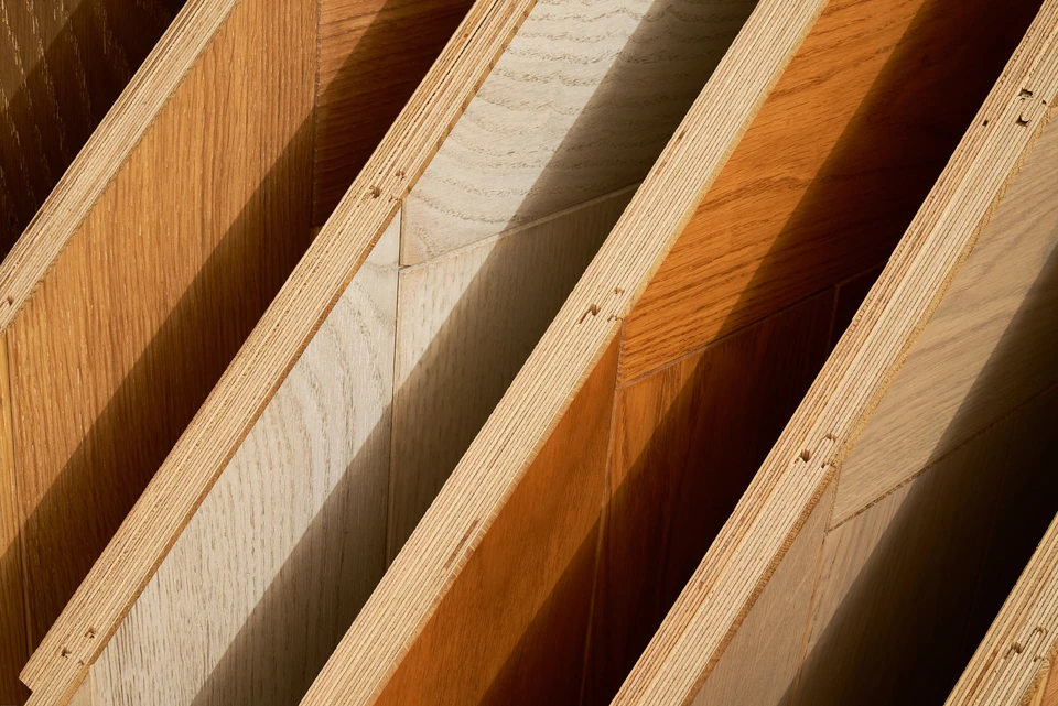 Collection de tables en bois de diff&eacute;rents styles et finitions pr&eacute;sent&eacute;es sur fond blanc