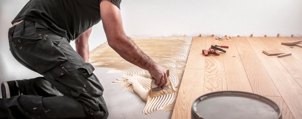 Plancher en bois naturel composé de lames rectangulaires disposées en rangées horizontales décalées