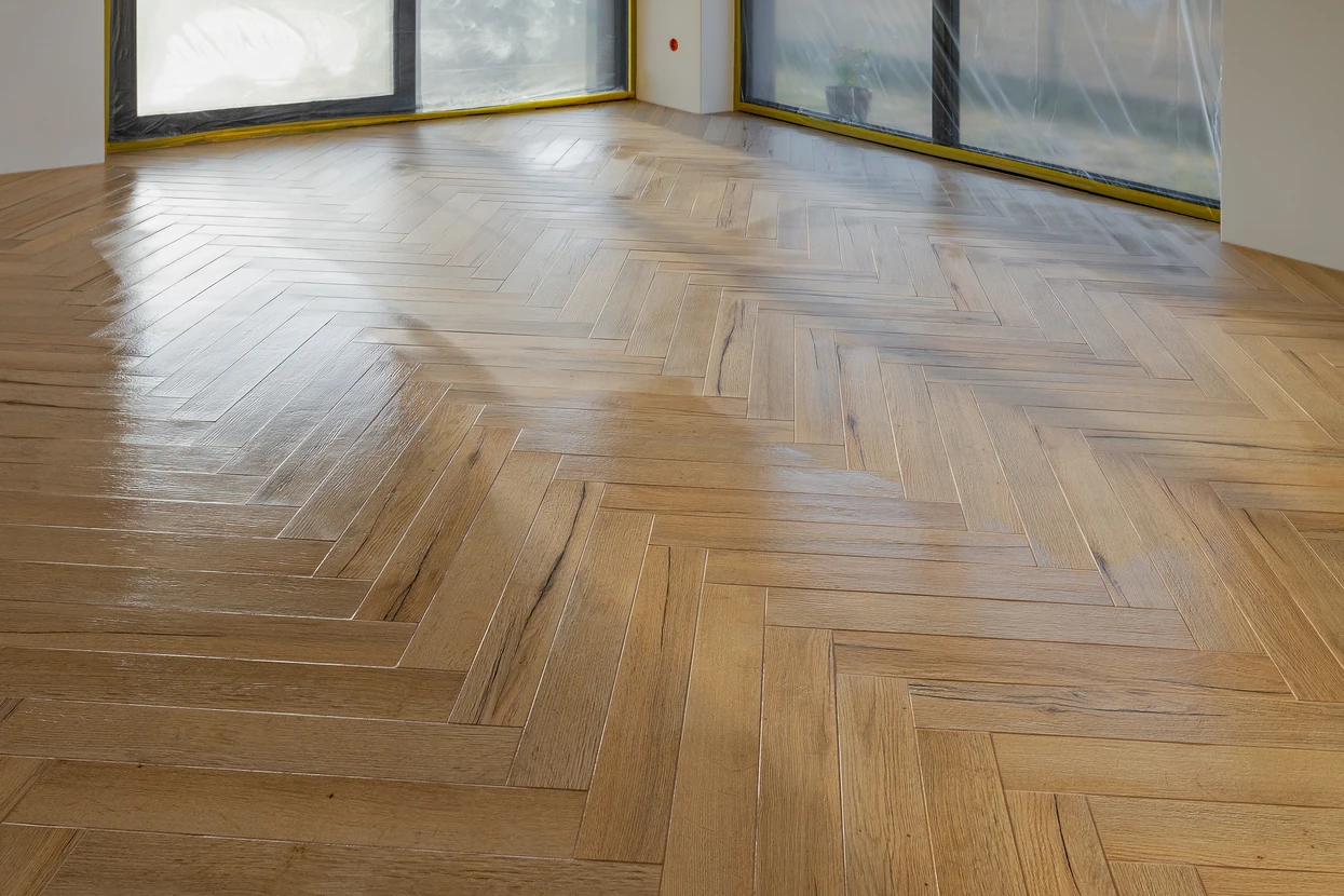Terrasse extérieure avec lames de bois exotique disposées en chevrons, créant un motif géométrique élégant