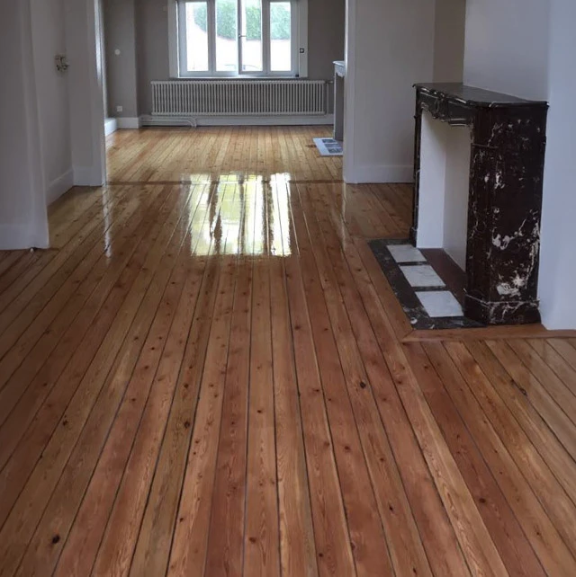 Escalier courbe en bois naturel avec marches en chêne massif et contremarches assorties