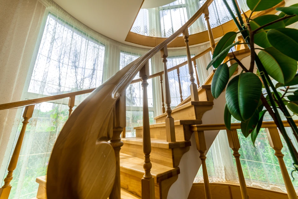 Intérieur moderne avec escalier suspendu à marches en bois et structure blanche