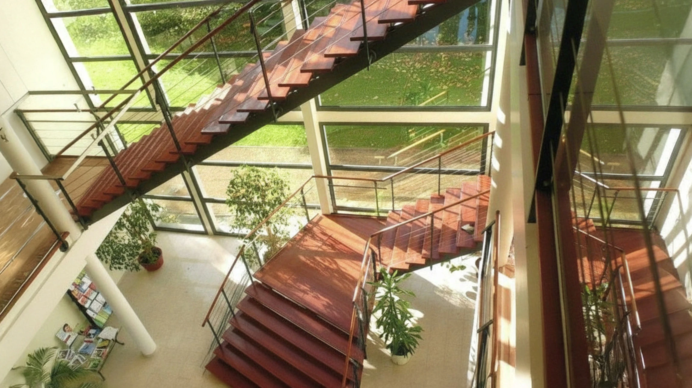 Intérieur résidentiel moderne avec escalier droit en bois naturel, contremarches blanches
