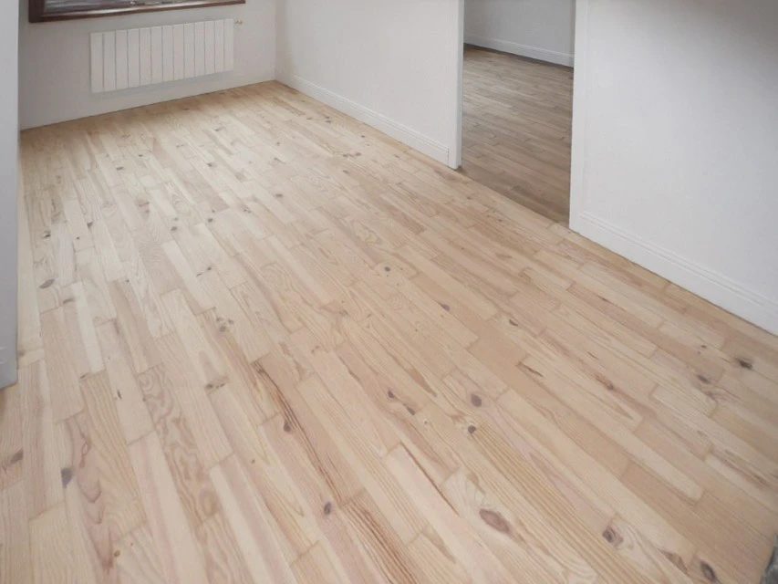 Salle de bain moderne en cours de rénovation avec sol en parquet stratifié aspect bois clair fraîchement posé