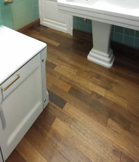 Intérieur résidentiel avec sol en parquet bois naturel fraîchement rénové