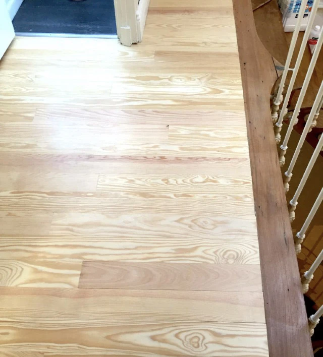 Intérieur résidentiel avec parquet en bois massif fraîchement rénové