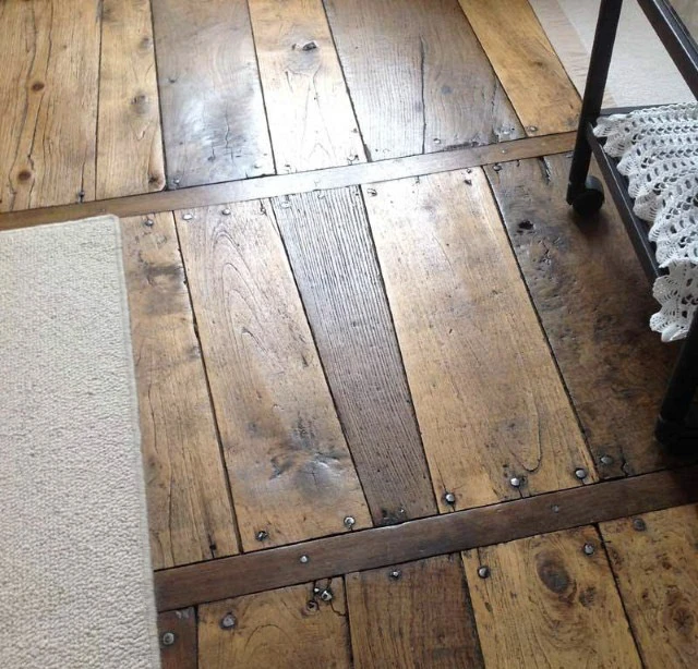 Intérieur d'une pièce en cours de rénovation avec sol partiellement rénové