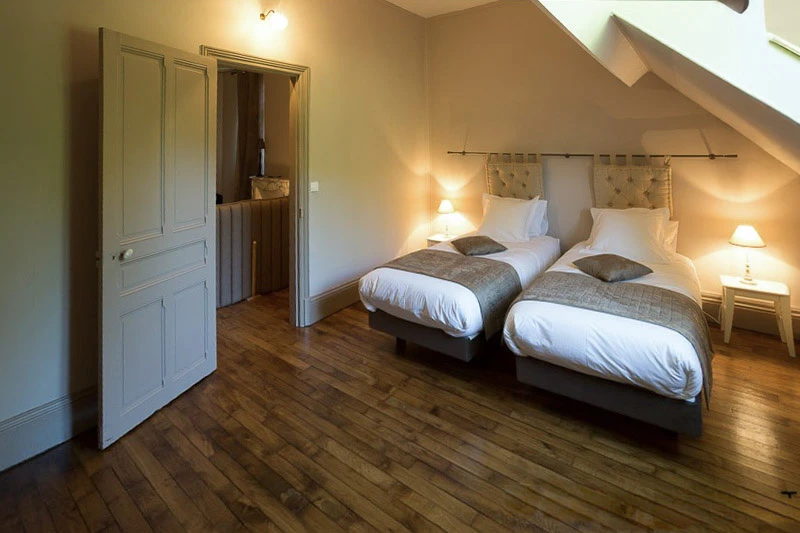 Intérieur résidentiel vide avec sol en parquet massif motif bâtons rompus fraîchement rénové