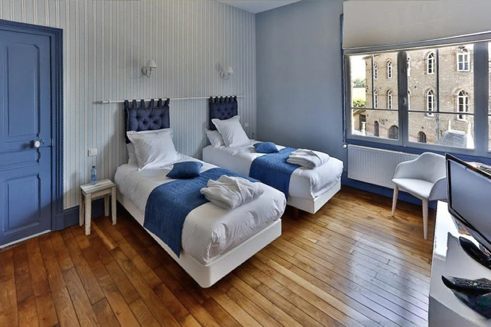 Intérieur résidentiel avec plancher en bois massif ancien