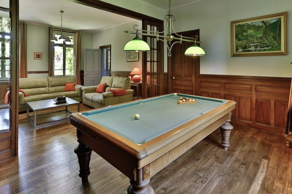 Intérieur résidentiel avec parquet en bois clair posé en motif chevron ou point de Hongrie