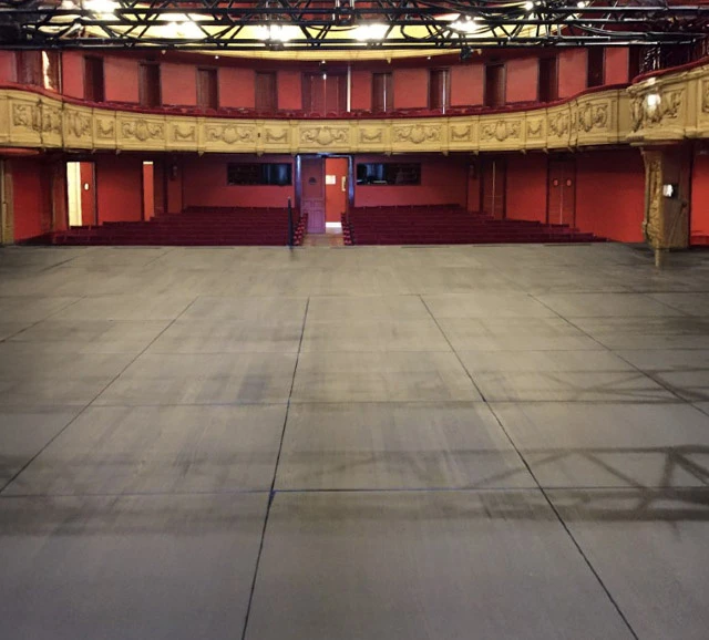 Intérieur résidentiel avec parquet en bois clair disposé en motif chevron complexe