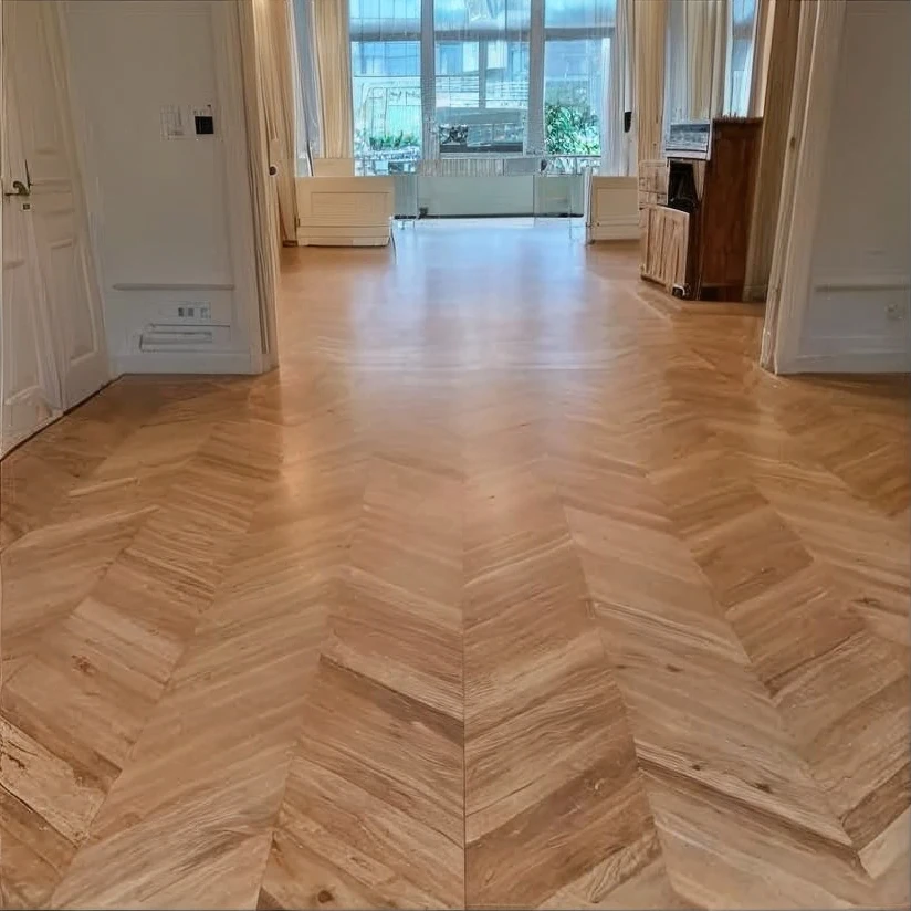 Escalier courbe en bois naturel avec marches en chêne massif et contremarches assorties