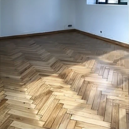 Escalier courbe en bois naturel avec marches en chêne massif et contremarches assorties