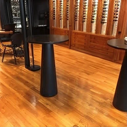 Escalier courbe en bois naturel avec marches en chêne massif et contremarches assorties